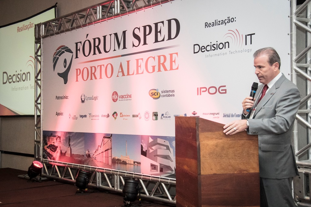 Mauro Negruni, Diretor de Serviços da Decision IT e membro ativo do Grupo de empresas piloto do SPED, atuou como moderador do evento